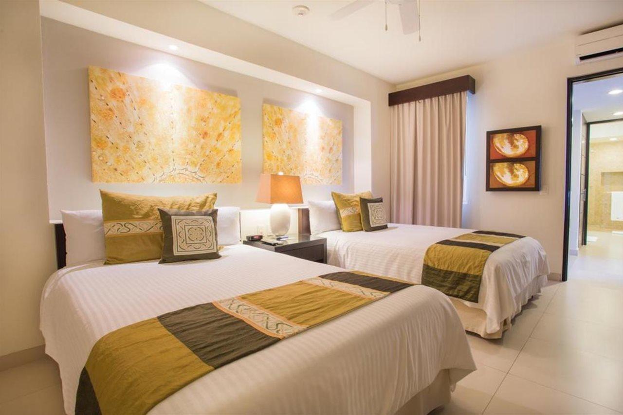 One-Bedroom King Room with Two Double Beds and Balcony or Terrace - Kitchen